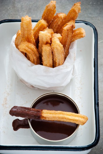 ŠPANSKI ĆUROSI SA ČOKOLADNIM SOSOM Spolja hrskavi, a iznutra sočni, prste da poližete