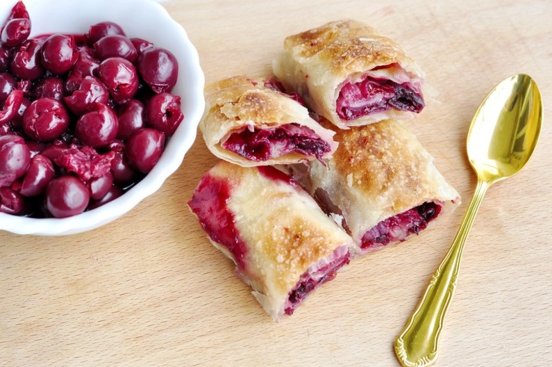 DOMAĆA PITA SA VIŠNJAMA Poslastica koja budi nostalgiju na detinjstvo, a odlično ide uz kafu ili čaj