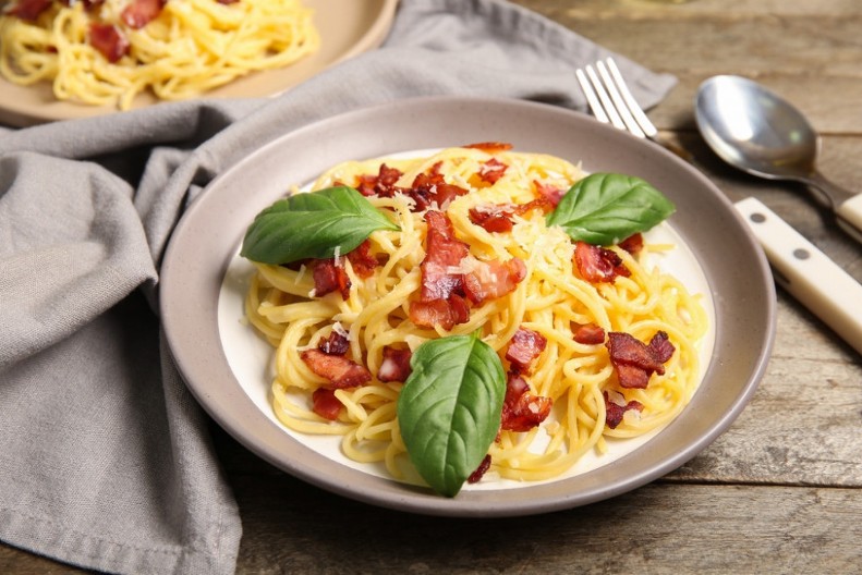 PASTA KARBONARA Sočno jelo po italijanskom receptu, pravi raj za nepca