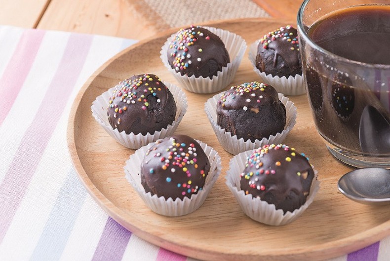 ŠARENE ČOKO KUGLICE Sitni kolači gotovi očas posla, za prave sladokusce
