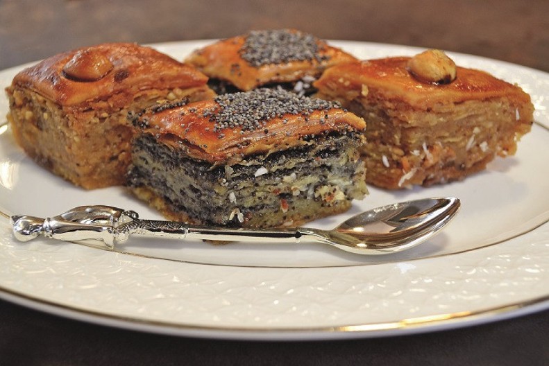 BAKLAVA SA MAKOM Mirisna poslastica koja će vas oboriti s nogu, po receptu teta Živke