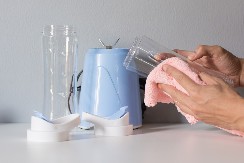 OČISTITE BLENDER ZA MANJE OD 60 SEKUNDI A nema ni rastavljanja ni ribanja