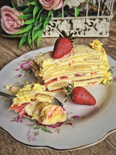 JELENINA VOĆNA ROZEN TORTA RAJ ZA SLADOKUSCE Savršena za sve važne prilike