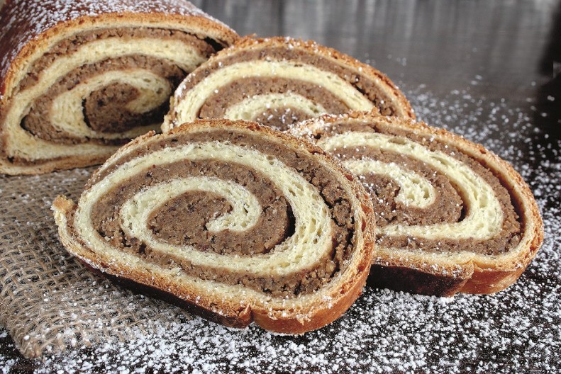 BAKINA ŠTRUDLA SA ORASIMA Mirisna poslastica koja budi nostallgiju na dane detinjstva