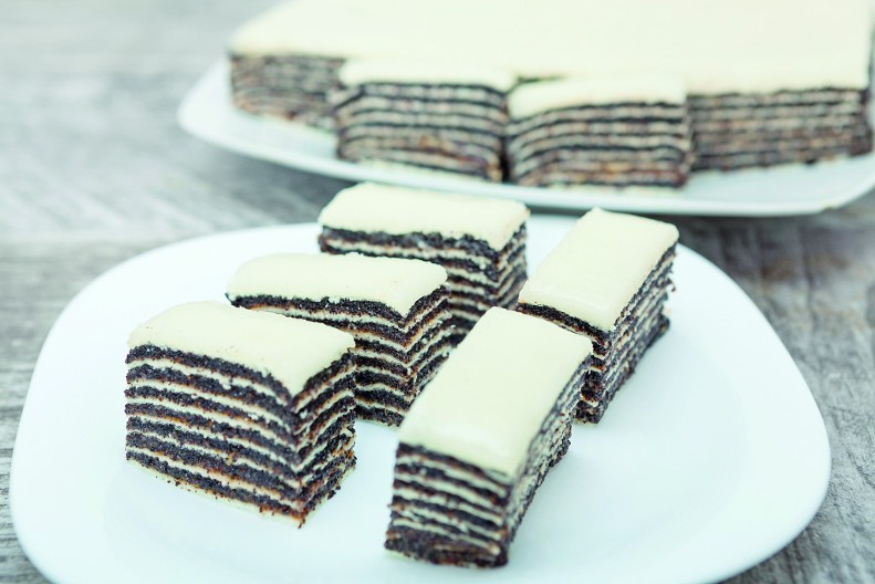 ROZEN TORTA SA MAKOM Očaravajuća poslastica ukusa koji priča priče, za pravo uživanje