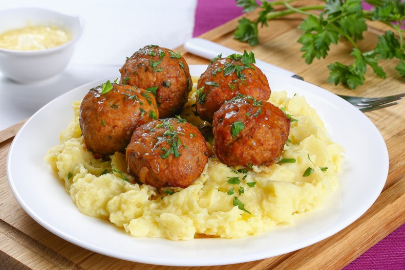 SOČNE ĆUFTICE SA KROMPIR PIREOM Jelo koje svi vole, u savršenom spoju ukusa