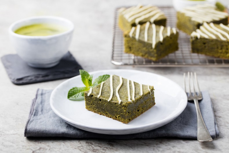 NEODOLJIVI KOLAČ SA PISTAĆIMA Osvežavajući desert kao osmišljen za proleće, bićete oduševljeni