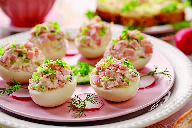 PUNJENA JAJA Sočno predjelo koje se brzo pravi, a savršeno za slavsku trpezu