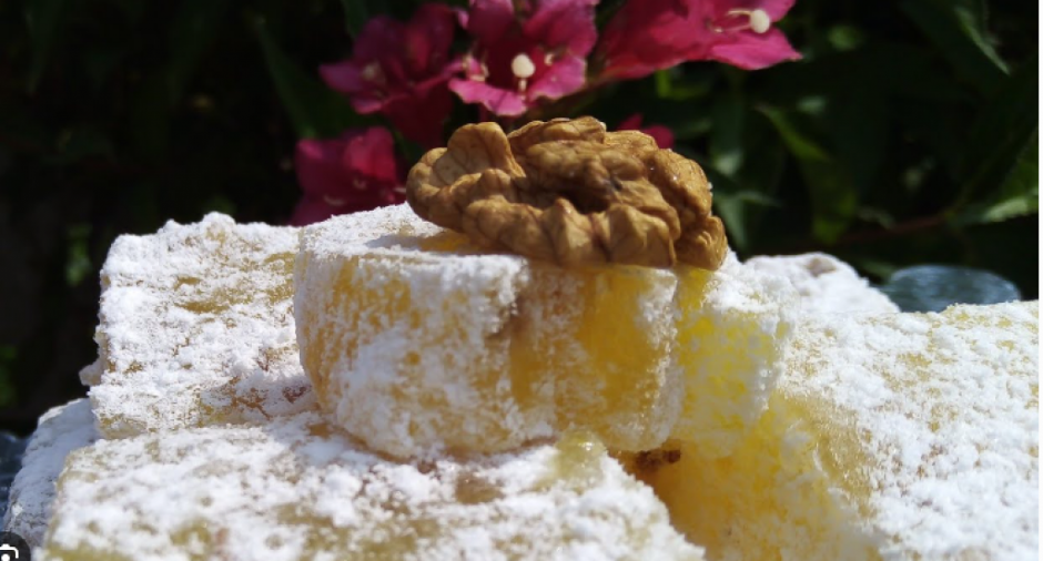 DOMAĆI RATLUK SA ORASIMA SUPER UZ CRNU KAFU Donosimo vam stari bosanski recept