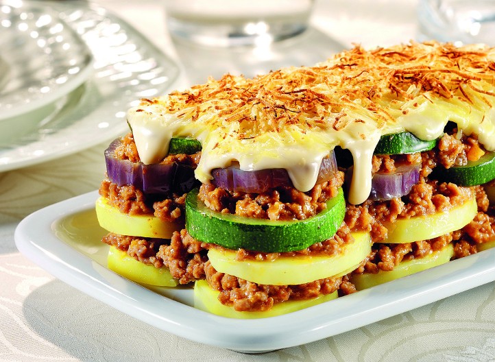 SOČNA MUSAKA SA TIKVICAMA Jednostavna i lagana za pripremu, a eksplozija ukusa u svakom zalogaju