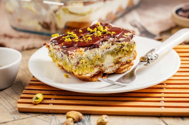 JEDNOSTAVNA TORTA SA PISTAĆIMA I PIŠKOTAMA Rapsodija ukusa u svakom zalogaju, a nema paljenja šporeta