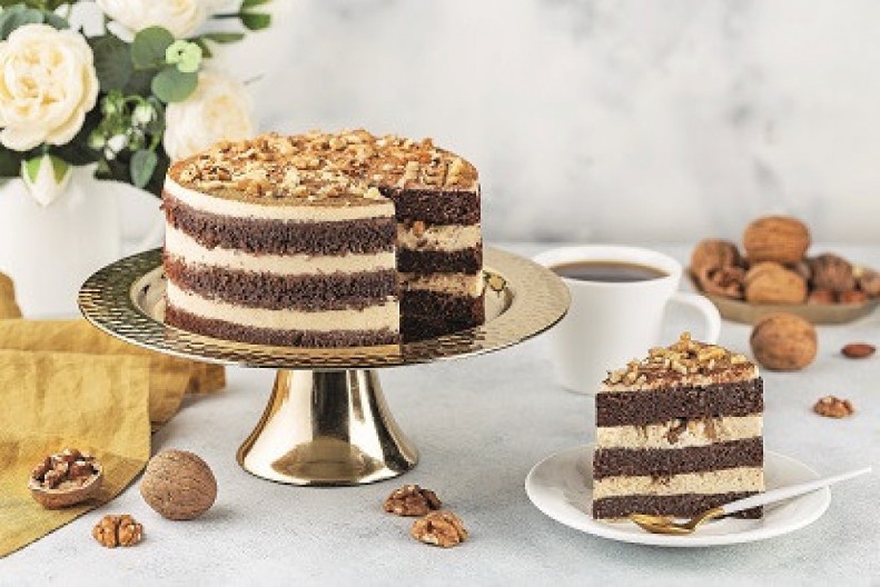 CRNO BELA TORTA Raskošna poslastica božanstvenog ukusa idealna za rođendane i proslave