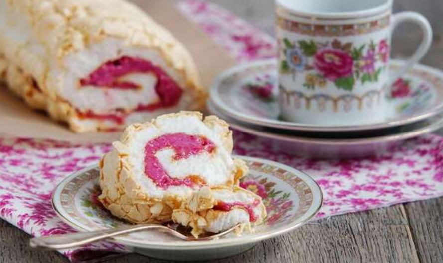 BEZE ROLAT SA MALINAMA Sa hrskavom korom i kremastim filom, popraviće vam dan u trenu