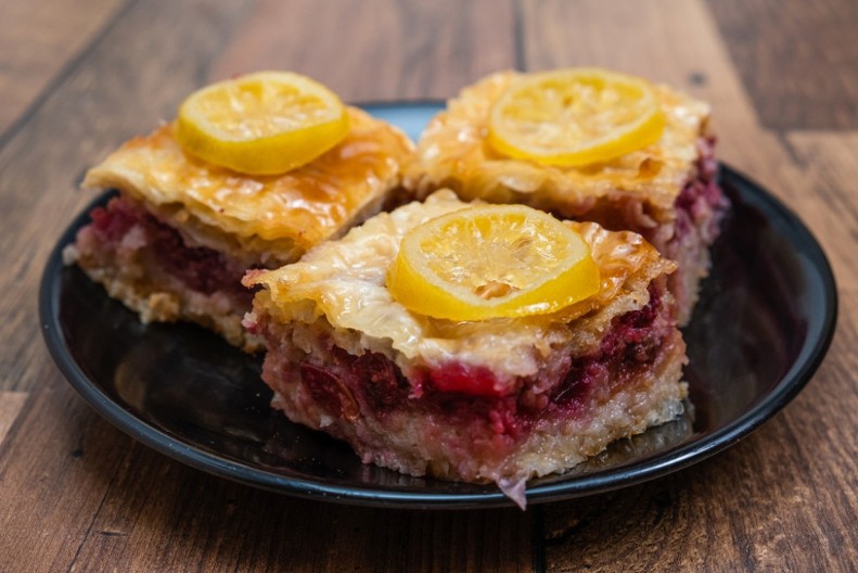 BAKLAVA SA VIŠNJAMA I PLAZMOM Poslastica koju svi obožavaju, uvek se traži parče više!