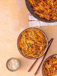 PIKANTNA KINESKA PILETINA SA NUDLAMA Sočno jelo koje osvaja u trenu