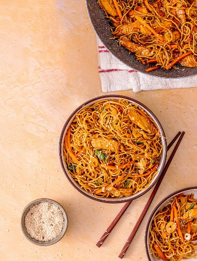 PIKANTNA KINESKA PILETINA SA NUDLAMA Sočno jelo koje osvaja u trenu