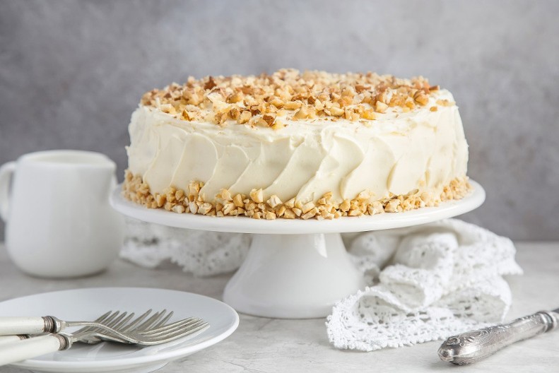 TORTA LEDENA KRALJICA Kraljica svake svečane trpeze nema koga neće ostaviti ravnodušnim