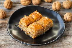 SOČNA BAKLAVA Starinska poslastica koja pomera granice dobrog ukusa