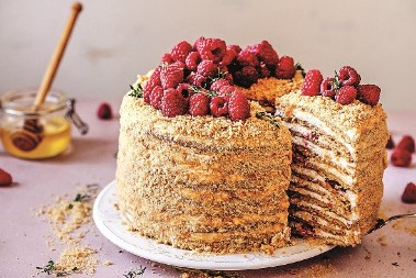 RUSKA TORTA KOJA JE OSVOJILA DOMAĆICE U SRBIJI Napravite Medovik i svekrva će vam pozavideti