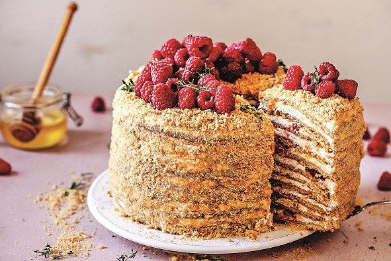 RUSKA TORTA KOJA JE OSVOJILA DOMAĆICE U SRBIJI Napravite Medovik i svekrva će vam pozavideti