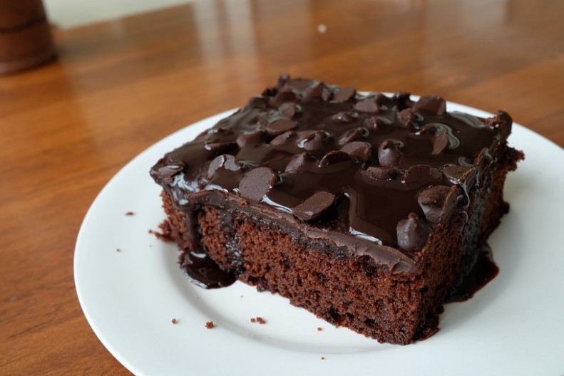 KOLAČ SA JABUKAMA I ČOKOLADOM Bez miksera, gotov za 20 minuta, topi se u ustima