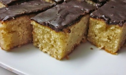 KOLAČ SA JABUKAMA I GRIZOM Mere su na šolje, pa se lako i brzo pravi