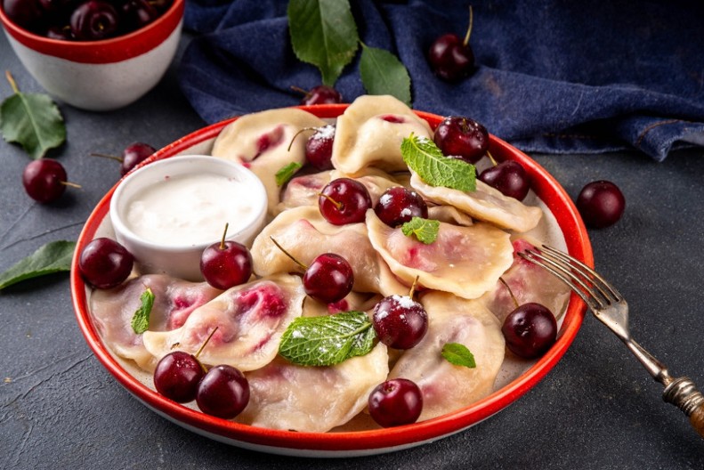 VARENIKI SA VIŠNJAMA Omiljeno ukrajinsko jelo u slatkom spoju, poći će vam voda na usta