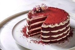 CRVENI BARŠUN Dekorativna poslastica savršenog ukusa, idealna za rođendane i bitne događaje