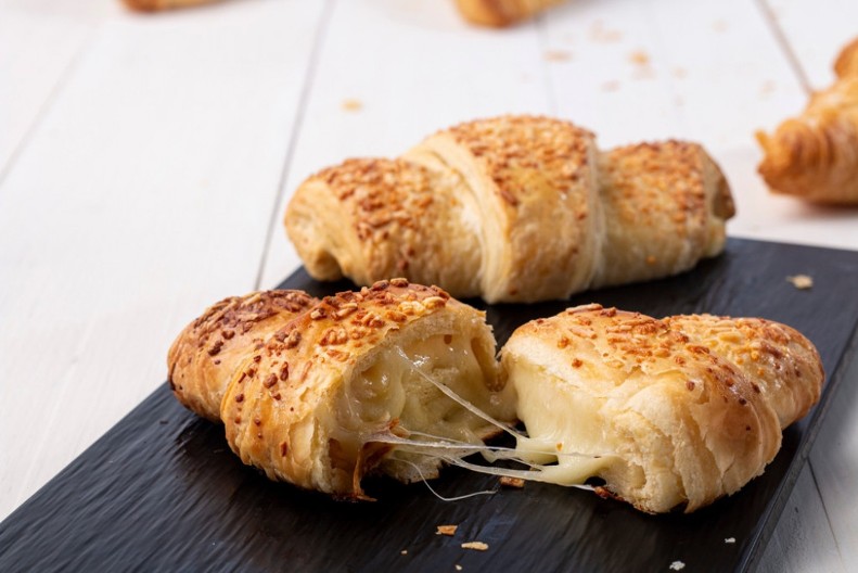 KROASANI SA SIROM U isto vreme hrskavi i mekani kao duša, za doručak koji se pamti