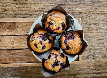 MAFINI SA BOROVNICAMA I BELOM ČOKOLADOM Voćni desert savršen za iznenadne goste, pravi se lako, a smaže začas