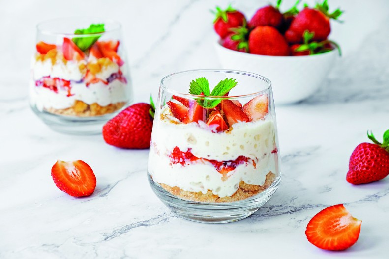 BRZI KOLAČ U ČAŠI SA JAGODAMA Savršen za dolazak iznenadnih gostiju, a neprevaziđenog ukusa