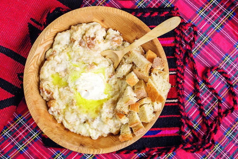 ZABORAVLJENA HRANA IZ DETINJSTVA KOJI GREJE DUŠU Recept za poparu sa čvarcima, izuva iz cipela, miriše neverovatno