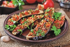 AROMATIČAN GRILOVANI PATLIDŽAN Paradajz i feta sir mu daju neodoljvu slast, a ovaj sastojak savršen šmek