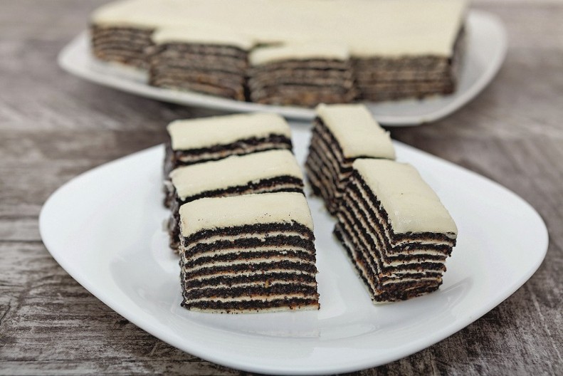 ROZEN TORTA SA MAKOM I BELOM ČOKOLADOM Klasik na moderan način, ukusa koji se ne zaboravlja