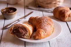 KIFLICE SA ČOKOLADOM MIRIŠU NA DETINJSTVO Mekane i vazdušaste, razgrabiće se odmah