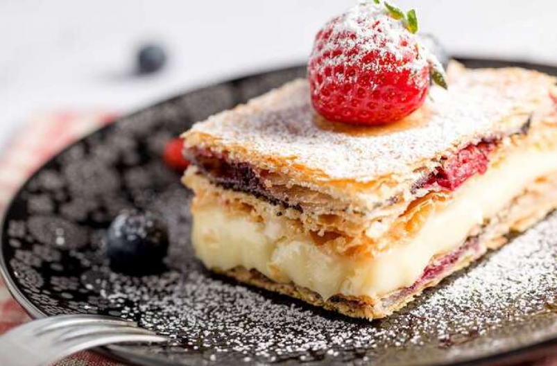 NAPOLEON TORTA SA VIŠNJAMA Raskošna poslastica u očaravjućem voćnom spoju, jednostavno savršena