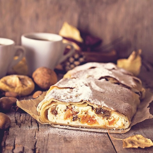 ŠTRUDLA SA KAJSIJAMA Mirisna, sočna i mekana kao duša, baš kao ona bakina!