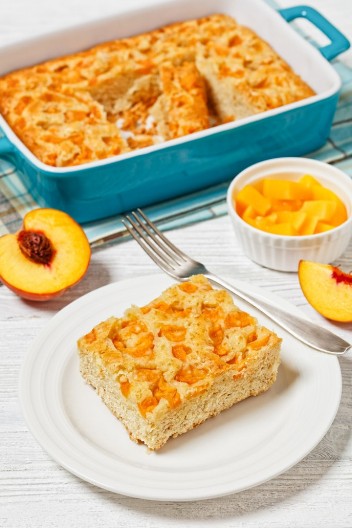 KOLAČ SA BRESKVAMA I JOGURTOM Sočan i mekan kao duša, po starom baka Majinom receptu