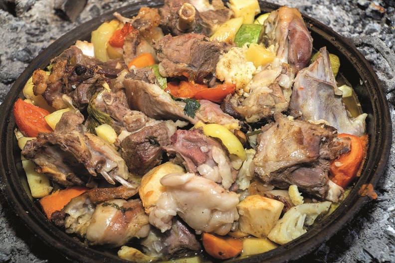 ČAČANSKI LONAC Prepun različitih vrsta mesa, ručak kome neće odoleti ni najveći gurmani