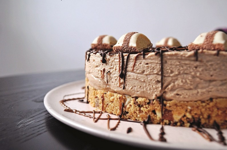 KINDER TORTA Za sve svečane prilike i bitne događaje, deca će je obožavati