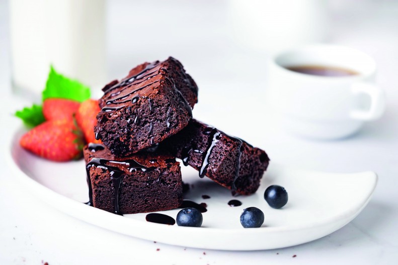 CRNI KOLAČ SA JOGURTOM MILUJE NEPCA Sve se pomeša i peče, lakše od ovoga ne može