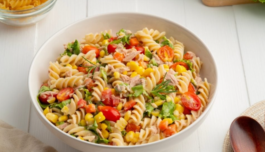 HLADNA SALATA SA PILETINOM I TESTENINOM Savršeno osvežava u vrelim danima, a gotova očas posla