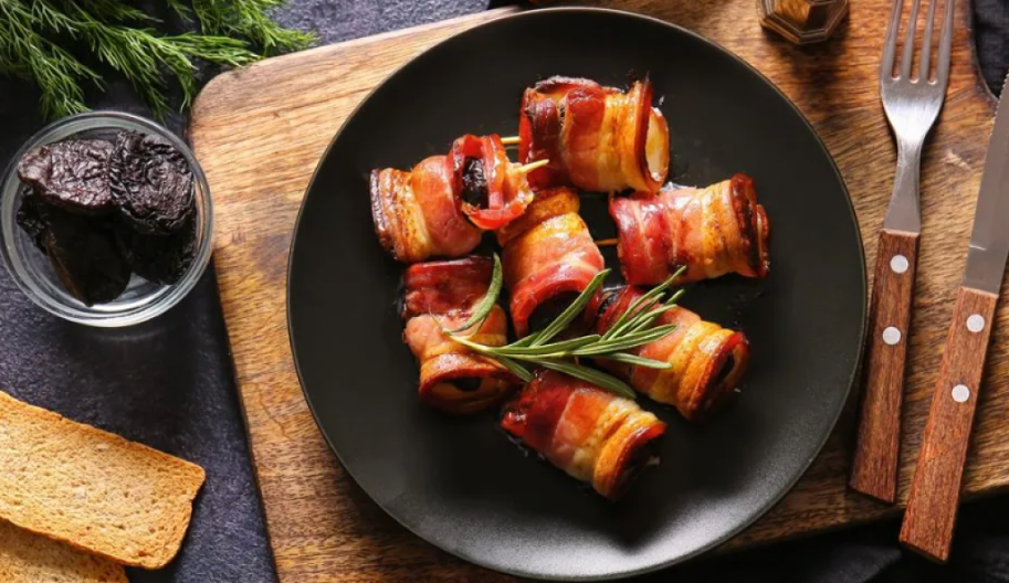 SUVE ŠLJIVE U SLANINI Delikates iz rerne gotov za 15 minuta, a svaki zalogaj miluje nepca