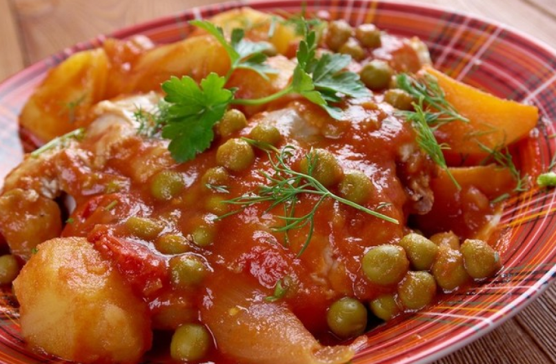 GRAŠAK SA PILETINOM I KROMPIROM Zasitno letnje jelo u kome će uživati cela porodica