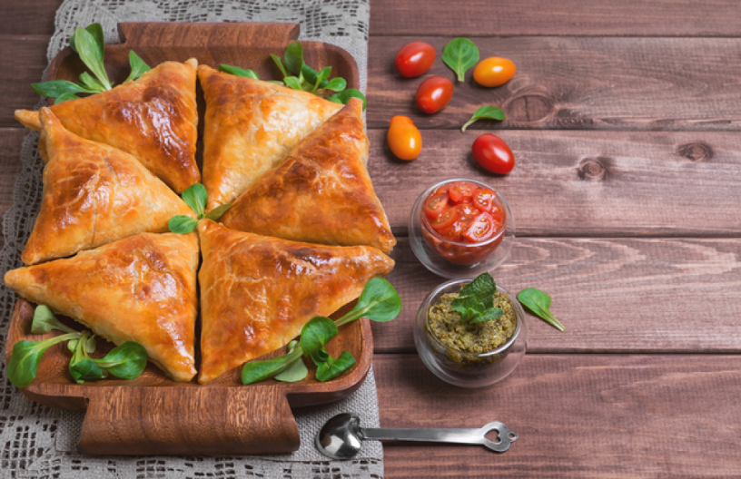 PREUKUSNE SAMOSA PITICE Hrskavih kora i bogatog nadeva, i dupla mera će biti malo