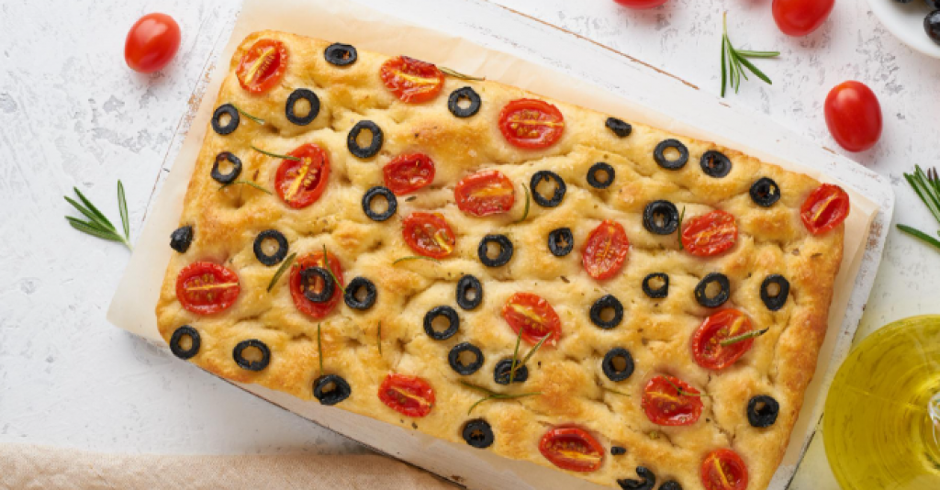 FOKAČA SA MASLINAMA I PARADAJZOM Ovako je prave Italijani, uvek bude mekana i sočna