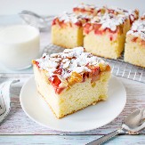 VOĆNI KOLAČ SA JOGURTOM Sve se samo pomeša i peče, a i dupla mera je malo