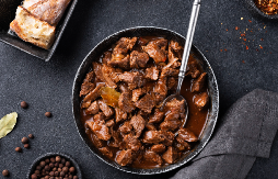 SVINJSKI PAPRIKAŠ MILUJE NEPCA Gastronomski užitak u svakom zalogaju