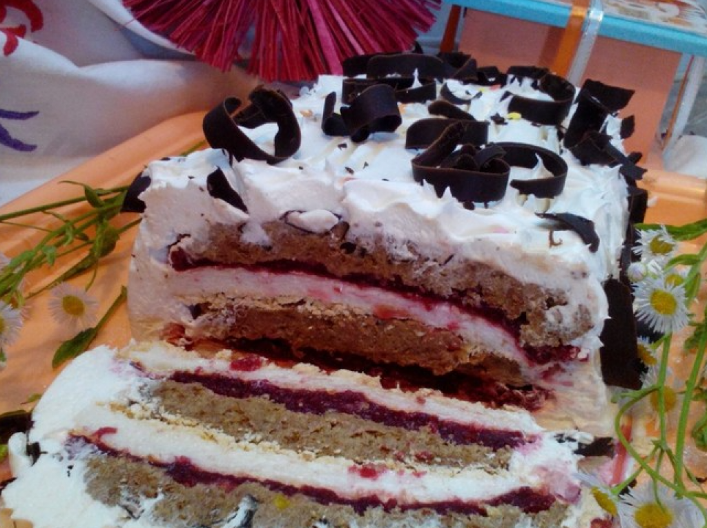 BELA TORTA SA VIŠNJAMA BUDI SVA ČULA Nećete moći da prestanete da jedete