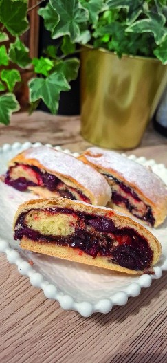 DUŠICINA SOČNA ŠTRUDLA SA VIŠNJAMA I ČOKOLADOM Savršena harmonija između slatkog i kiselog